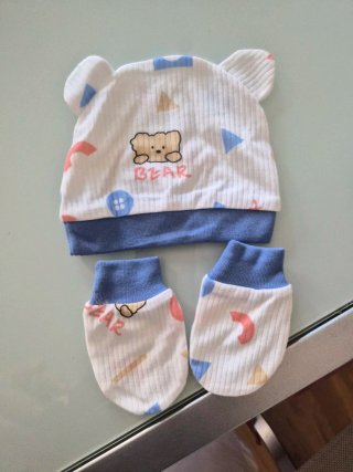 Gorro y manoplas para recién nacido con dibujos