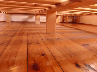 Cama doble de madera