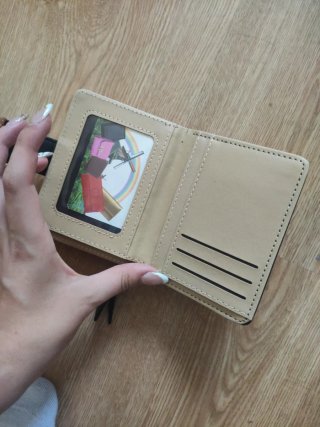 Cartera Negra Elegante con Diseño de Hojas