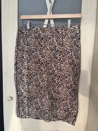 Falda estampada beige y negra