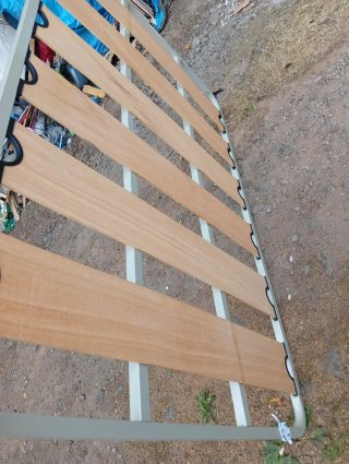 Base de cama metálica con lamas de madera