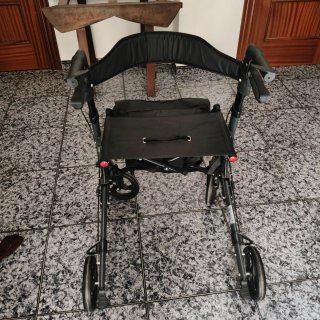 Andador 4 ruedas casi sin uso