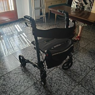 Andador 4 ruedas casi sin uso