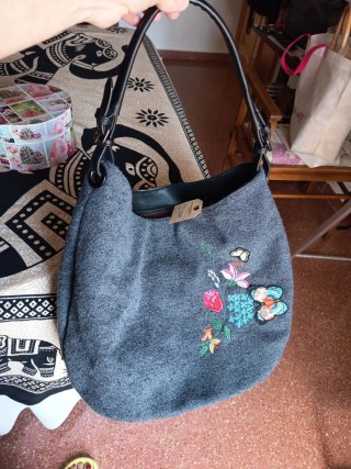 Bolso grande gris con bordado floral