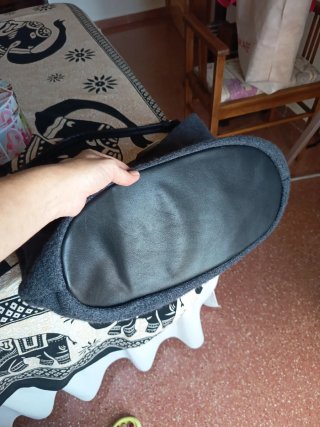 Bolso grande gris con bordado floral