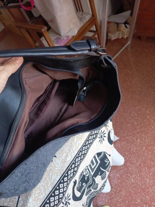 Bolso grande gris con bordado floral
