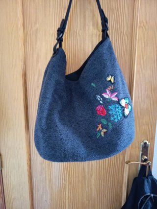 Bolso grande gris con bordado floral
