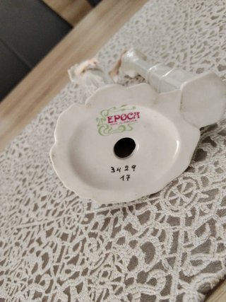 Figura de porcelana mujer vestida