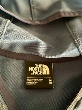 Chaqueta deportiva The North Face azul.