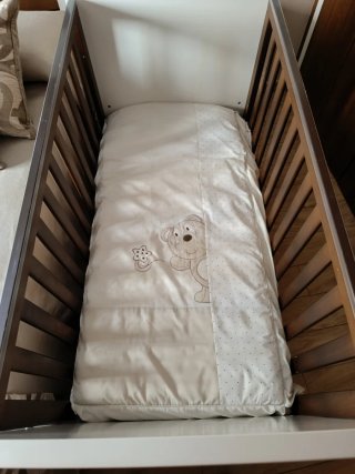 Cuna de bebé blanca con osito