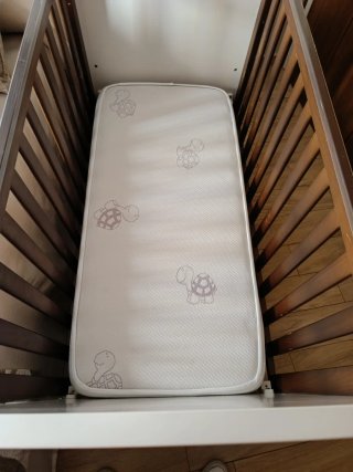 Cuna de bebé blanca con osito