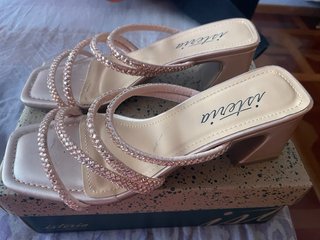 Sandalias tacón rosas y doradas con brillos