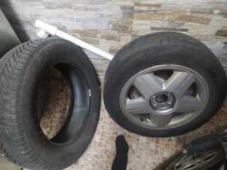 Ruedas con llanta (1 pinchada)