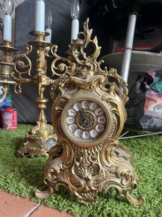 Candelabros dorados de bronce con reloj a conjunto