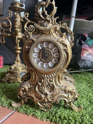 Candelabros dorados de bronce con reloj a conjunto