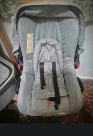 Carrito de bebé gris