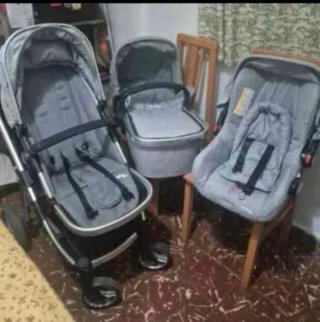 Carrito de bebé gris