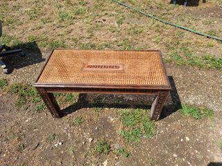 Mesa de centro de madera y mimbre