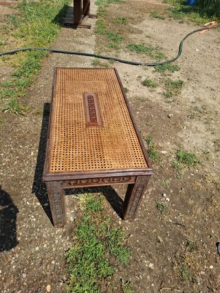 Mesa de centro de madera y mimbre