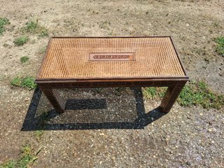 Mesa de centro de madera y mimbre