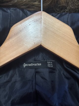 Abrigo mostaza Stradivarius con capucha
