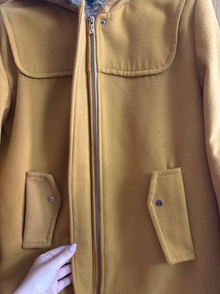 Abrigo mostaza Stradivarius con capucha