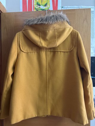 Abrigo mostaza Stradivarius con capucha