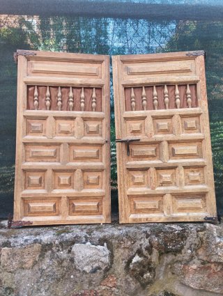 Puertas de pino y roble con herrajes