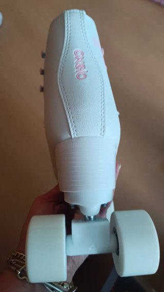 Patines color crema con detalles rosas talla 41