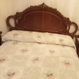 Cama de madera con colchón