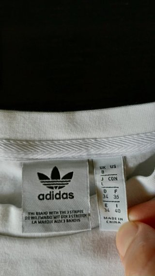 Top Adidas bianco con banda logo