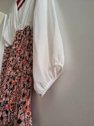 Vestido blanco y estampado floral