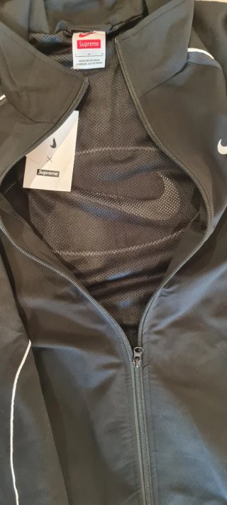 Giacca Nike x Supreme Nera e Bianca
