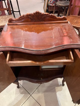 Mesita antigua de madera y cristal