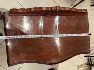 Mesita antigua de madera y cristal