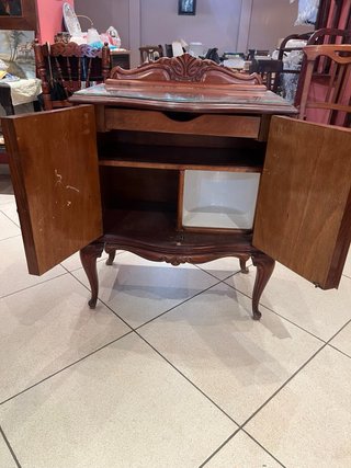 Mesita antigua de madera y cristal