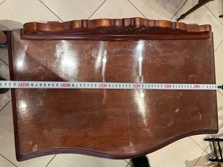 Mesita antigua de madera y cristal