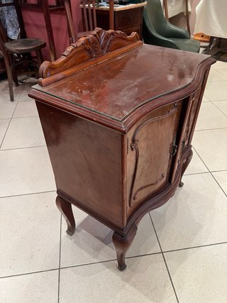 Mesita antigua de madera y cristal