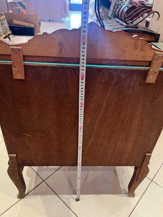 Mesita antigua de madera y cristal