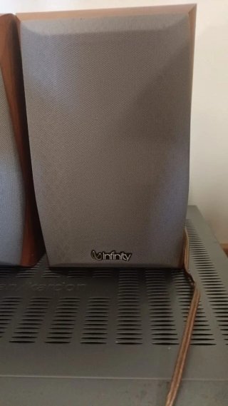 Altavoces Infinity Marrones y Grises