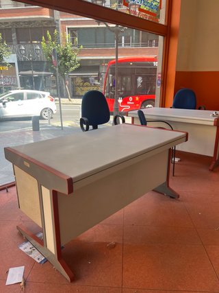Mesa de oficina gris y roja. Son dos mesas iguales