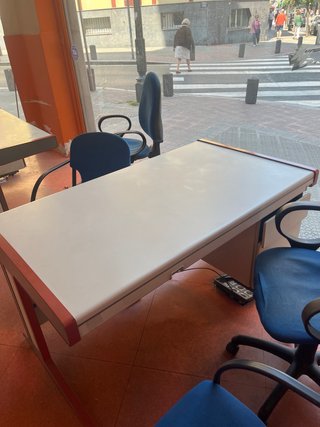 Mesa de oficina gris y roja. Son dos mesas iguales