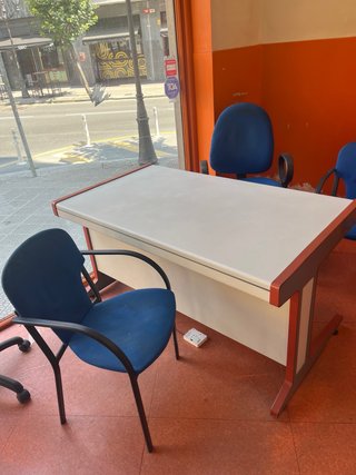 Mesa de oficina gris y roja. Son dos mesas iguales