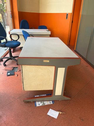 Mesa de oficina gris y roja. Son dos mesas iguales