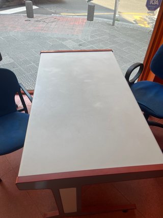 Mesa de oficina gris y roja. Son dos mesas iguales