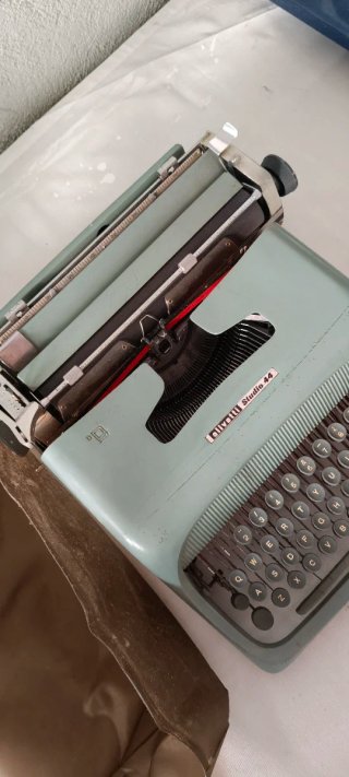 Máquina de escribir Olivetti Studio 44