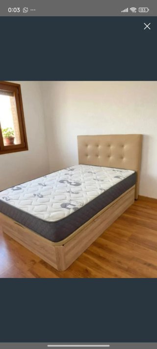 Colchón y canapé de madera