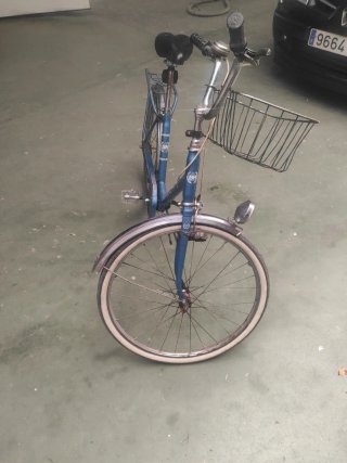 Bicicleta BH azul con cesta