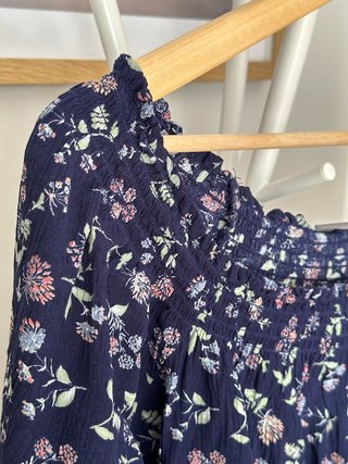 Blusa azul C&A cuello barco floral (talla 44)