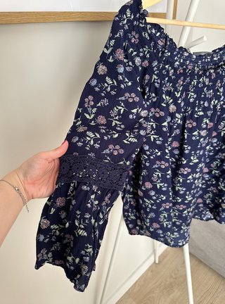 Blusa azul C&A cuello barco floral (talla 44)